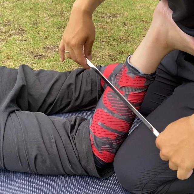 みなさまこんにちは。
せとうちジャーニーウォーク実行委員会です。

この度、フィニッシュ会場にて「コンディショニング・ケアブース」のサービスを出店していただくことが決まりました！

IASTM（Instrument Assisted Soft Tissue Mobilization）という、
筋肉・腱・靱帯の癒着を解除する最新技術を用いて行うマッサージであり、
オリンピック、メジャーリーグなどプロスポーツ現場のリハビリ、
コンディショニングで採用されている施術です。

当日の施術は、SMARTTools認定IASTMプラクティショナーの資格を持つ井上翔平さんが実施されます。

施術時間は9/14(日)8:00〜18:00となり、施術料は無料となります。

1人あたり10〜15分程度で受けられますので、見事完走されたウォーカーの方々はぜひ参加してみてくださいね！

◾️見込まれる効果
・疲労回復
・関節可動域向上 ケガの予防 ウォーキング後の筋肉
・関節のコンディション改善 

◾️井上 翔平さんからのメッセージ
メジャーリーグやNBAでも活用される「SMARTTools®」を用いて、認定者が体のメンテナンスを行います。
施術後は動きやすさや軽さを実感される方が多いです。
歩き疲れた身体にその場で効果を体感できる無料体験ブース、ぜひお越しください。