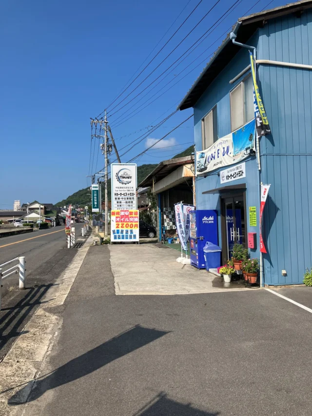 【重要なお知らせ】
この度は参加者・関係者の皆様のおかげで9/13(土)〜14(日)開催の「せとうちジャーニーウォークin広島」を無事に閉会する事が出来ました。

ただ１点残念なお知らせがございます。

120kmコース沿線の広島県三原市幸崎能地の（株）カーサービス・トラスト様の自販機ゴミ箱に「せとうちジャーニーウォークin広島」の参加者が投棄したと思われるビニール袋やゴミがゴミ箱から溢れ散乱している、と苦情の連絡を頂きました。

16日(火)に主催者代表が現地訪問し、謝罪と今後の対応について協議させて頂き、ゴミを回収させて頂きました。

地域の皆様のご理解が無ければイベントの継続は不可能です。
120kmを完歩する感動のドラマがある一方で、一部の参加者の行為によりイベントの継続が困難になるケースも考えられます。

エイドステーションで出たゴミはエイドステーションで破棄して頂いて構いません。
ただしご自身のゴミはご自身で最後まで責任を持って処理・管理をして下さい。

今後、本イベントをひとりでも多くの方に体感して頂き、さらにスケールアップしたイベントにしていくために心よりお願いいたします。

せとうちジャーニーウォークin広島　大会事務局