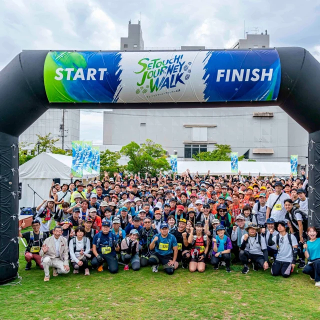【せとうちジャーニーウォークin広島2025 開催報告】

このたびは「せとうちジャーニーウォークin広島2025 」にご参加いただき、誠にありがとうございました。

当日は「曇りのち雨、そして最後は晴れ」というめまぐるしい空模様。
湿度も高く、体力を奪われる厳しいコンディションの中、それぞれのペースでゴールを目指し、思い思いに瀬戸内を歩いていただきました。

また、大会運営にご尽力いただいた関係者の皆さま、サポートに入ってくださったボランティアの皆さまに、心から感謝申し上げます。皆さまのお力添えがあってこそ、この大会を無事に終えることができました。

雨上がりに広がった瀬戸内の景色や、晴れ間の心地よい風を楽しみながら進む参加者の姿に、大会スタッフ一同大きな励ましをいただきました。

改めて、ご参加・ご協力いただいたすべての皆さまに深く御礼申し上げます。

大会当日の写真は下記よりご覧いただけます。
https://x.gd/JLEkF